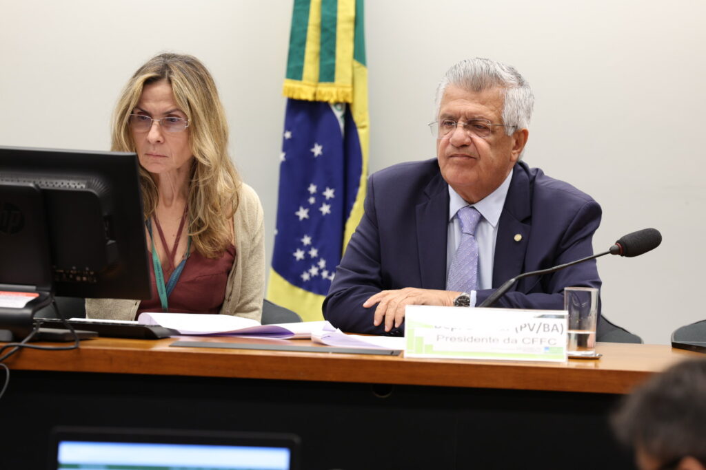 Bacelar cobra atualização da lei do piso nacional do magistério e denuncia descumprimento em cidades do Sul e Sudeste