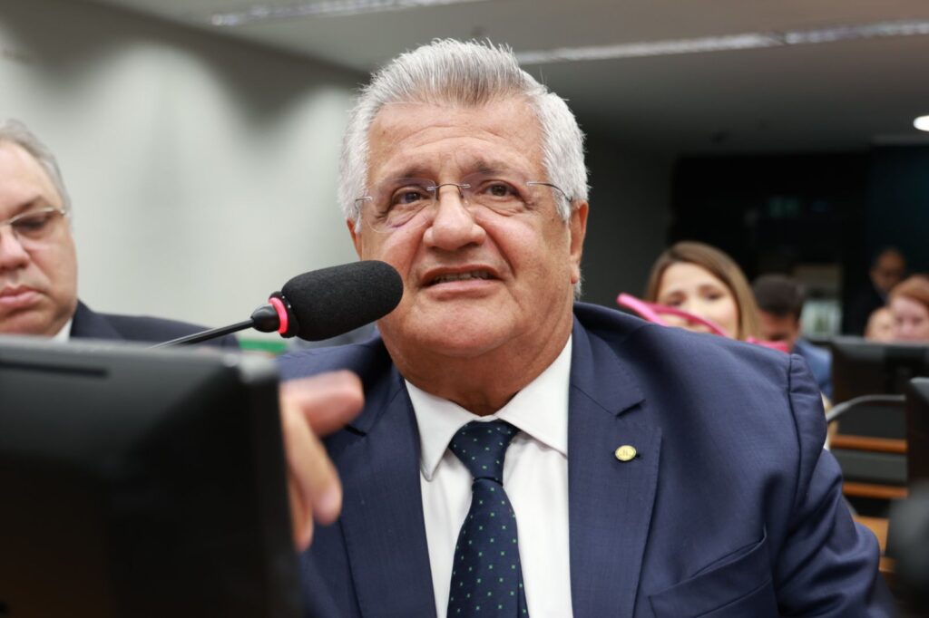 Bacelar comemora aprovação de projeto que amplia licença-paternidade